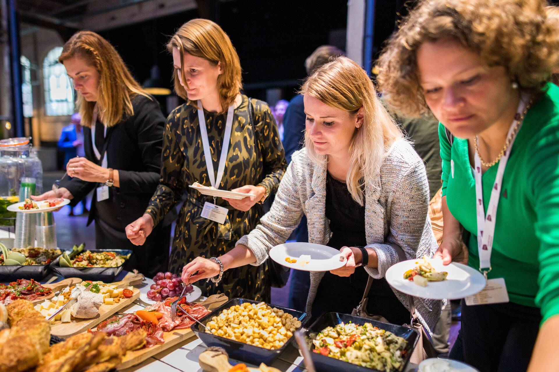 Bezoekers pakken eten bij een buffet in de Midden Nederland Hallen