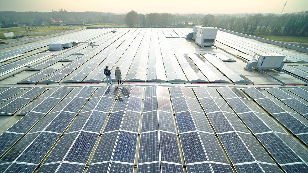 Zonnepanelen op het dak van de Midden Nederland Hallen