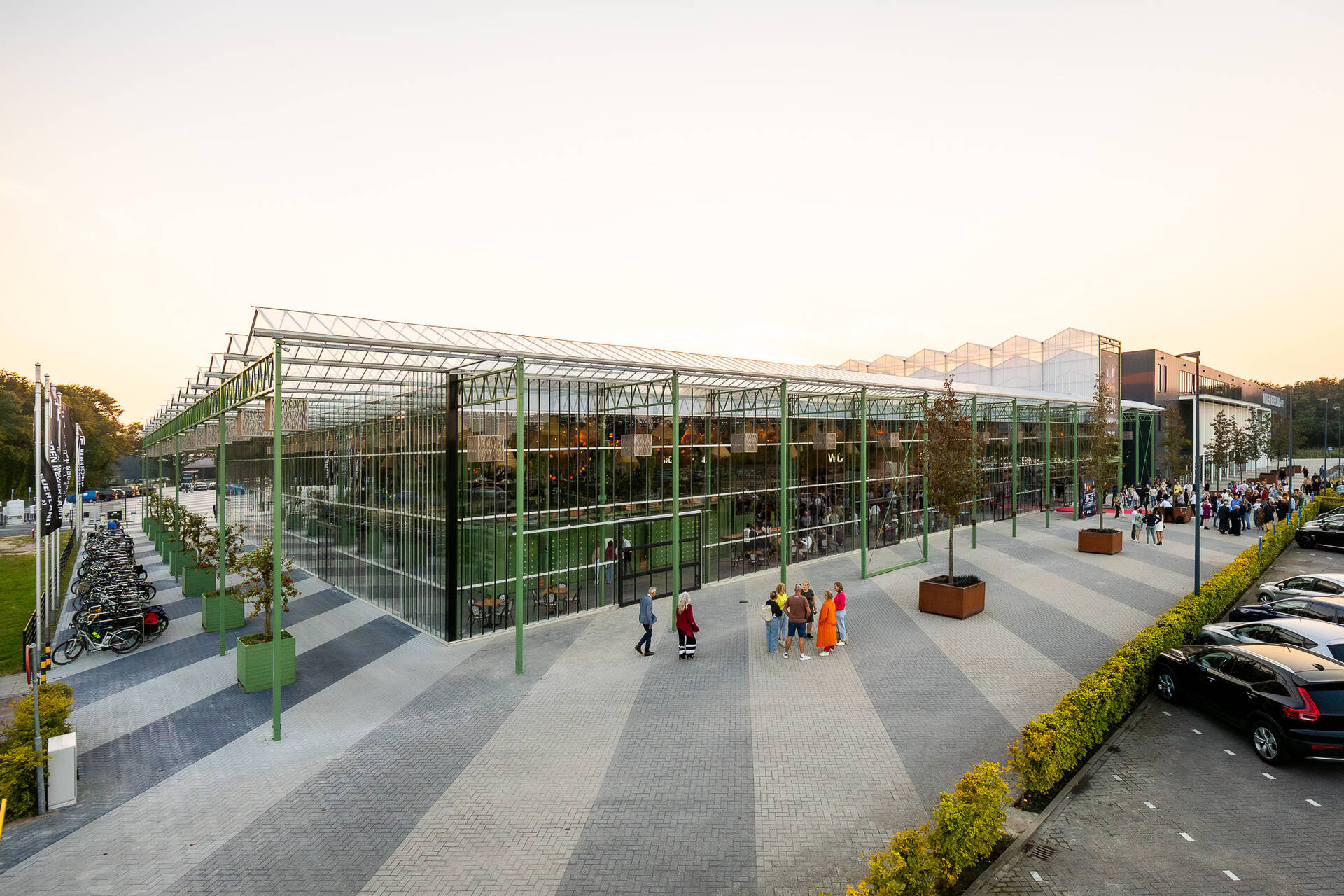 Buitenzijde van de Evenementenkas waar in een evenement plaats vindt.