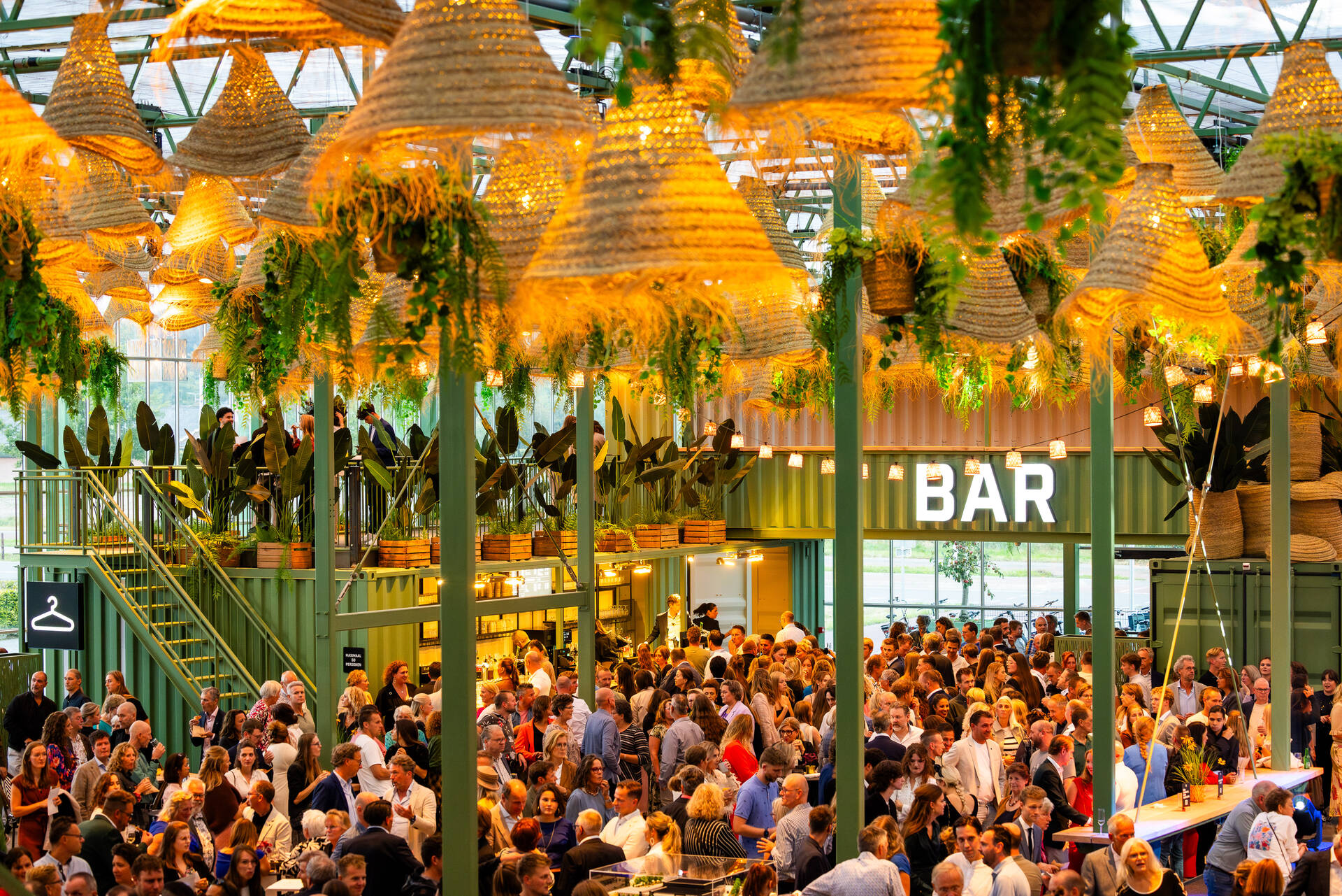 Event in de lichtovergoten Evenementenkas van de Midden Nederland Hallen met sfeervolle opstelling